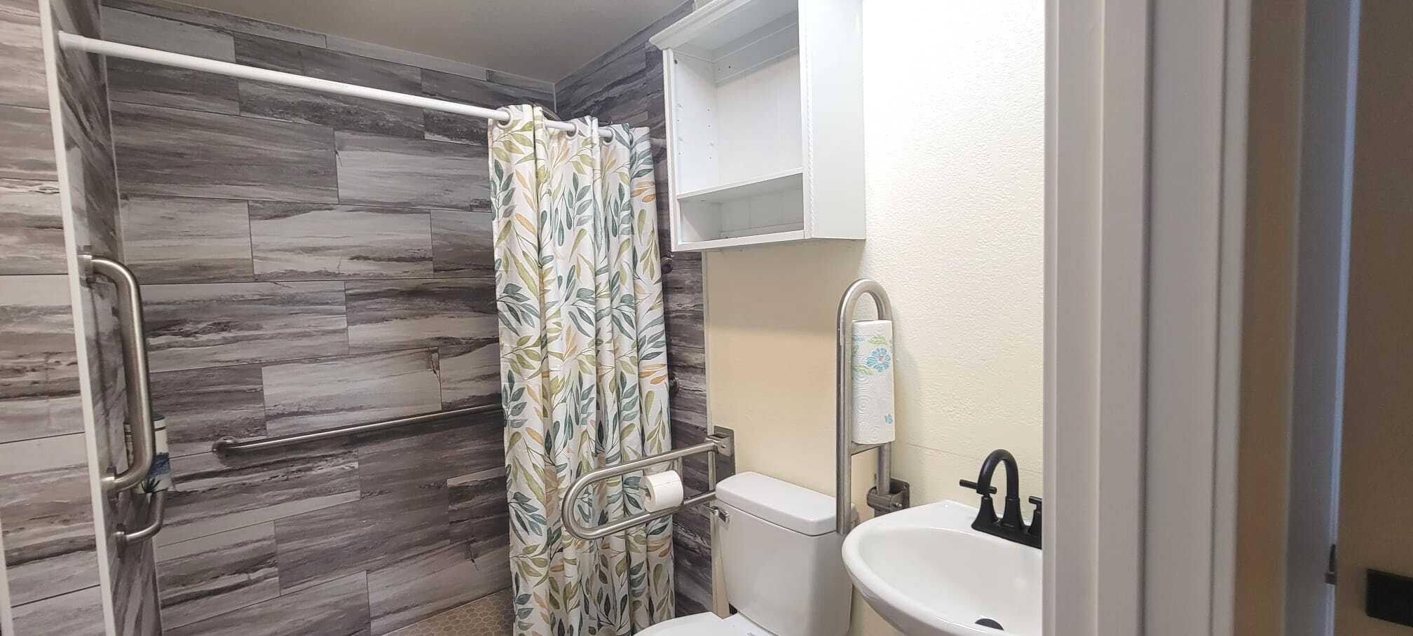 Second shared bathroom at Elgon House
